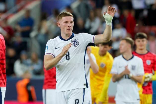 Elliot Andersen (England) jubelt, UEFA European Under-21 Championship 2025 Quarter-Final, Spain v England, Anton Malatinský Stadium am 21. June 2025 in Tyrnau, Slowakei. (Foto von Marco Steinbrenner DeFodi Images) Elliot Andersen (England) cheers, UEFA European Under-21 Championship 2025 Quarter-Final, Spain v England, Anton Malatinský Stadium, June 21, 2025 in Trnava, Slovakia. (Photo by Marco Steinbrenner DeFodi Images)