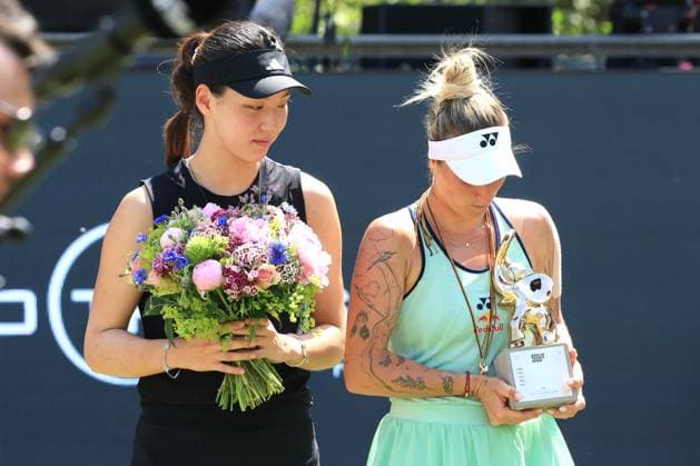 DEU, Berlin-Tennis-Open, Finale, , 22.06.2025, Rot-Weiss Tennisanlage, Steffi-Graf-Stadion, Berlin, DEU, Berlin-Tennis-Open, Finale, , im Bild Marketa Vondrousova (CZE), mit dem Siegerpokal Xinyu Wang (CHN)