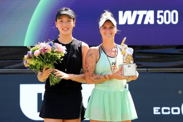 DEU, Berlin-Tennis-Open, Finale, , 22.06.2025, Rot-Weiss Tennisanlage, Steffi-Graf-Stadion, Berlin, DEU, Berlin-Tennis-Open, Finale, , im Bild Marketa Vondrousova (CZE), mit dem Siegerpokal Xinyu Wang (CHN)