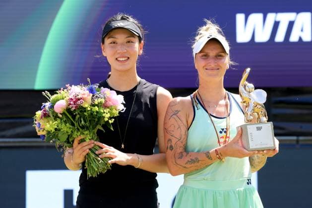 DEU, Berlin-Tennis-Open, Finale, , 22.06.2025, Rot-Weiss Tennisanlage, Steffi-Graf-Stadion, Berlin, DEU, Berlin-Tennis-Open, Finale, , im Bild Marketa Vondrousova (CZE), mit dem Siegerpokal Xinyu Wang (CHN)