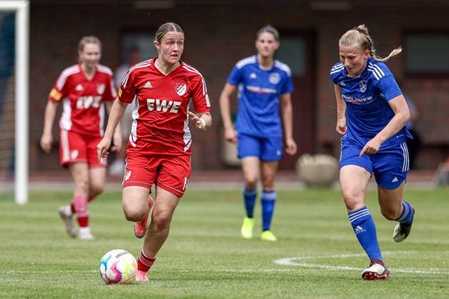 v.li.: Lucy Minne (SpVg Aurich, 14) und Rieke Ehlers (SSC Hagen Ahrensburg, 30) im Zweikampf, Duell, Dynamik, Aktion, Action, Spielszene, 22.06.2025, Worpswede (Deutschland), Fussball, Aufstiegsspiel Regionalliga Nord Frauen, SpVg Aurich - SSC Hagen Ahrensburg