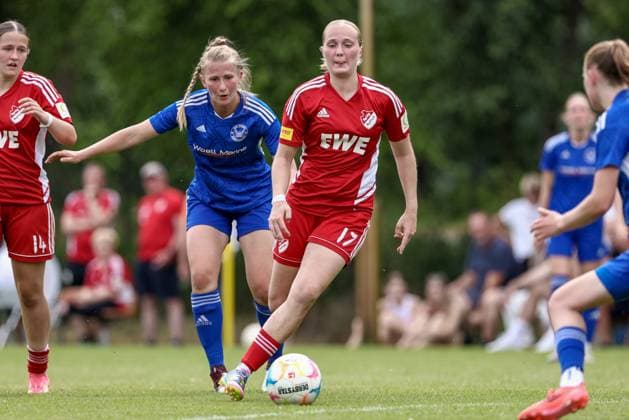 v.li.: Rieke Ehlers (SSC Hagen Ahrensburg, 30) und Teresa Frizberg (SpVg Aurich, 17) am Ball, Einzelbild, Ganzkörper, Aktion, Action, Spielszene, 22.06.2025, Worpswede (Deutschland), Fussball, Aufstiegsspiel Regionalliga Nord Frauen, SpVg Aurich - SSC Hagen Ahrensburg