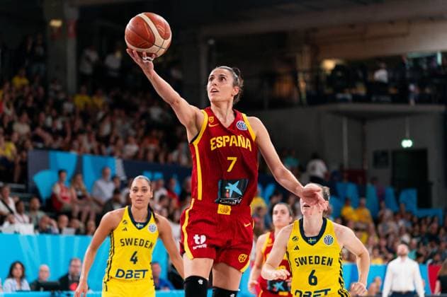 Alba Torrens (Spanien, 07) beim Korbleger, hinten Nathalie Fontaine (Schweden, 04) und Frida Eldebrink (Schweden, 06), GER, Schweden vs. Spanien, Basketball, FIBA Womens EuroBasket 2025, Spieltag 3, 22.06.2025 GER, Schweden vs. Spanien, Basketball, FIBA Womens EuroBasket 2025, Spieltag 3, 22.06.2025 Hamburg Copyright: xEibner-Pressefoto MaxxVincenx EP_MVN