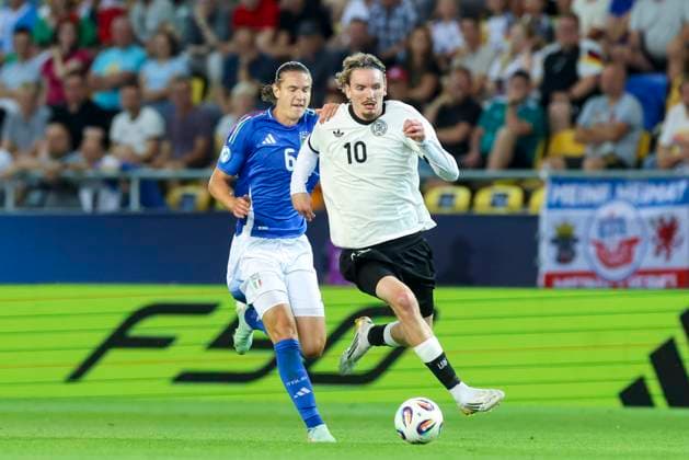 Daniele Ghilardi (Italy) und Nick Woltemade (Germany) kaempfen um den Ball, UEFA European Under-21 Championship 2025 Quarter-Final, Germany v Italy, MOL Arà na am 22. June 2025 in Dunajska Streda, Slowakei. (Foto von Marco Steinbrenner DeFodi Images) Daniele Ghilardi (Italy) und Nick Woltemade (Germany) battle for the ball, UEFA European Under-21 Championship 2025 Quarter-Final, Germany v Italy, MOL Arà na, June 22, 2025 in Dunajska Streda, Slovakia. (Photo by Marco Steinbrenner DeFodi Images)