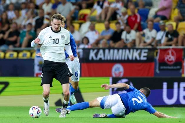 Nick Woltemade (Germany) und Mattia Zanotti (Italy) kaempfen um den Ball, UEFA European Under-21 Championship 2025 Quarter-Final, Germany v Italy, MOL Arà na am 22. June 2025 in Dunajska Streda, Slowakei. (Foto von Marco Steinbrenner DeFodi Images) Nick Woltemade (Germany) und Mattia Zanotti (Italy) battle for the ball, UEFA European Under-21 Championship 2025 Quarter-Final, Germany v Italy, MOL Arà na, June 22, 2025 in Dunajska Streda, Slovakia. (Photo by Marco Steinbrenner DeFodi Images)