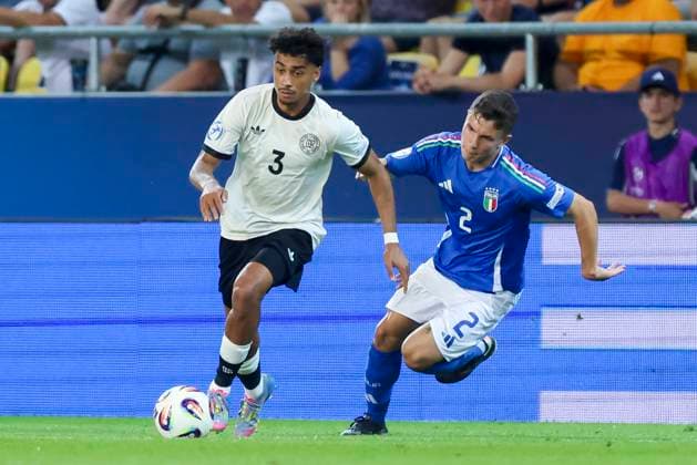 Nathaniel Brown (Germany) und Mattia Zanotti (Italy) kaempfen um den Ball, UEFA European Under-21 Championship 2025 Quarter-Final, Germany v Italy, MOL Arà na am 22. June 2025 in Dunajska Streda, Slowakei. (Foto von Marco Steinbrenner DeFodi Images) Nathaniel Brown (Germany) und Mattia Zanotti (Italy) battle for the ball, UEFA European Under-21 Championship 2025 Quarter-Final, Germany v Italy, MOL Arà na, June 22, 2025 in Dunajska Streda, Slovakia. (Photo by Marco Steinbrenner DeFodi Images)
