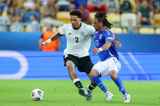 Nnamdi Collins (Germany) und Luca Koleosho (Italy) kaempfen um den Ball, UEFA European Under-21 Championship 2025 Quarter-Final, Germany v Italy, MOL Arà na am 22. June 2025 in Dunajska Streda, Slowakei. (Foto von Marco Steinbrenner DeFodi Images) Nnamdi Collins (Germany) und Luca Koleosho (Italy) battle for the ball, UEFA European Under-21 Championship 2025 Quarter-Final, Germany v Italy, MOL Arà na, June 22, 2025 in Dunajska Streda, Slovakia. (Photo by Marco Steinbrenner DeFodi Images)
