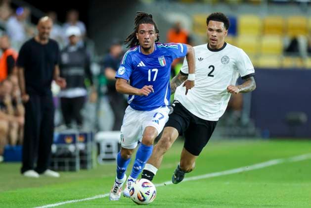 Luca Koleosho (Italy) und Nnamdi Collins (Germany) kaempfen um den Ball, UEFA European Under-21 Championship 2025 Quarter-Final, Germany v Italy, MOL Arà na am 22. June 2025 in Dunajska Streda, Slowakei. (Foto von Marco Steinbrenner DeFodi Images) Luca Koleosho (Italy) und Nnamdi Collins (Germany) battle for the ball, UEFA European Under-21 Championship 2025 Quarter-Final, Germany v Italy, MOL Arà na, June 22, 2025 in Dunajska Streda, Slovakia. (Photo by Marco Steinbrenner DeFodi Images)