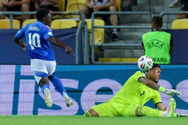 Torhueter Noah Atubolu (Germany) pariert den Schuss von Wilfried Gnonto (Italy), UEFA European Under-21 Championship 2025 Quarter-Final, Germany v Italy, MOL Arà na am 22. June 2025 in Dunajska Streda, Slowakei. (Foto von Marco Steinbrenner DeFodi Images) Torhueter Noah Atubolu (Germany) saves the shot from Wilfried Gnonto (Italy), UEFA European Under-21 Championship 2025 Quarter-Final, Germany v Italy, MOL Arà na, June 22, 2025 in Dunajska Streda, Slovakia. (Photo by Marco Steinbrenner DeFodi Images)
