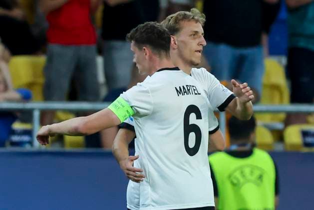 Nelson Weiper (Germany) bejubelt seinen Treffer zum 2:1 mit Eric Martel (Germany), UEFA European Under-21 Championship 2025 Quarter-Final, Germany v Italy, MOL Arà na am 22. June 2025 in Dunajska Streda, Slowakei. (Foto von Marco Steinbrenner DeFodi Images) Nelson Weiper (Germany) celebrates after scoring his teams second goal with Eric Martel (Germany), UEFA European Under-21 Championship 2025 Quarter-Final, Germany v Italy, MOL Arà na, June 22, 2025 in Dunajska Streda, Slovakia. (Photo by Marco Steinbrenner DeFodi Images)
