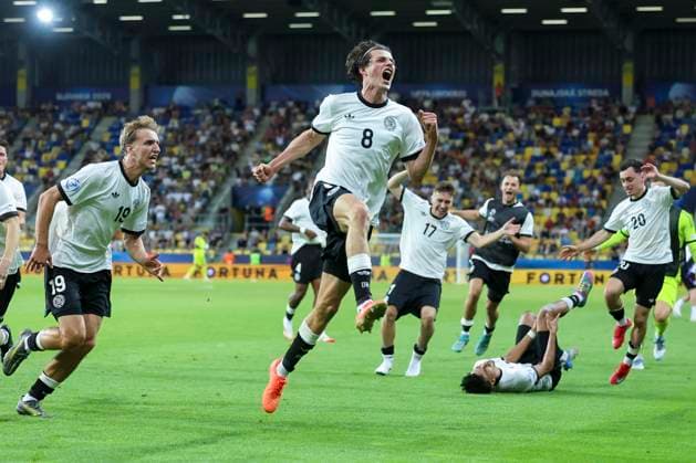 Merlin Roehl (Germany) bejubelt seinen Treffer zum 3:2, UEFA European Under-21 Championship 2025 Quarter-Final, Germany v Italy, MOL Arà na am 22. June 2025 in Dunajska Streda, Slowakei. (Foto von Marco Steinbrenner DeFodi Images) Merlin Roehl (Germany) celebrates after scoring his teams third goal, UEFA European Under-21 Championship 2025 Quarter-Final, Germany v Italy, MOL Arà na, June 22, 2025 in Dunajska Streda, Slovakia. (Photo by Marco Steinbrenner DeFodi Images)