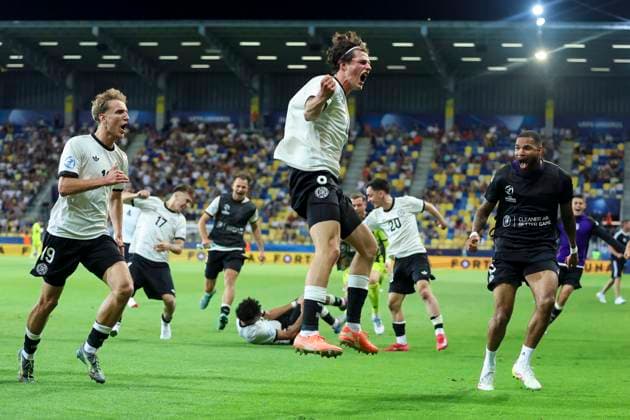 Merlin Roehl (Germany) bejubelt seinen Treffer zum 3:2, UEFA European Under-21 Championship 2025 Quarter-Final, Germany v Italy, MOL Arà na am 22. June 2025 in Dunajska Streda, Slowakei. (Foto von Marco Steinbrenner DeFodi Images) Merlin Roehl (Germany) celebrates after scoring his teams third goal, UEFA European Under-21 Championship 2025 Quarter-Final, Germany v Italy, MOL Arà na, June 22, 2025 in Dunajska Streda, Slovakia. (Photo by Marco Steinbrenner DeFodi Images)