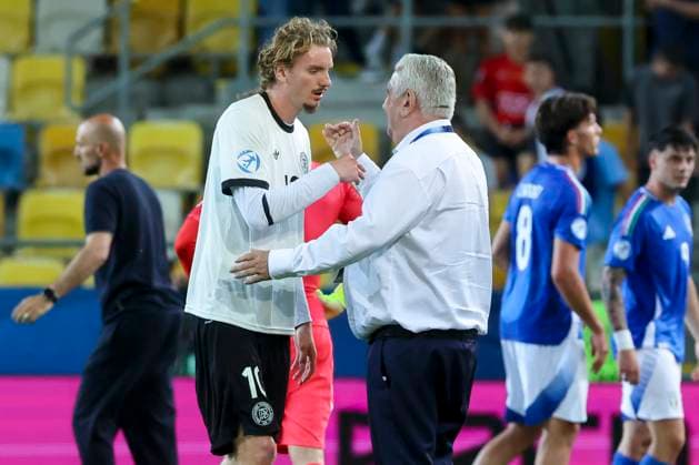 Nick Woltemade (Germany) bejubelt den Sieg und den damit verbundenen Einzug in das Halbfinale mit DFB-Vizepraesident Peter Frymuth (Germany), UEFA European Under-21 Championship 2025 Quarter-Final, Germany v Italy, MOL Arà na am 22. June 2025 in Dunajska Streda, Slowakei. (Foto von Marco Steinbrenner DeFodi Images) Nick Woltemade (Germany) celebrates the victory and the associated entry into the semi-finals with DFB Vice-President Peter Frymuth (Germany), UEFA European Under-21 Championship 2025 Quarter-Final, Germany v Italy, MOL Arà na, June 22, 2025 in Dunajska Streda, Slovakia. (Photo by Marco Steinbrenner DeFodi Images)