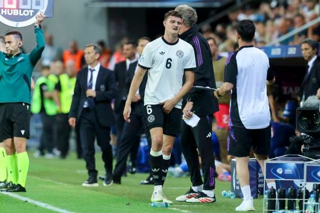 Eric Martel (Germany) wird verletzt ausgewechselt und fasst sich an die Leiste, UEFA European Under-21 Championship 2025 Quarter-Final, Germany v Italy, MOL Arà na am 22. June 2025 in Dunajska Streda, Slowakei. (Foto von Marco Steinbrenner DeFodi Images) Eric Martel (Germany) is substituted injured and grabs his groin, UEFA European Under-21 Championship 2025 Quarter-Final, Germany v Italy, MOL Arà na, June 22, 2025 in Dunajska Streda, Slovakia. (Photo by Marco Steinbrenner DeFodi Images)
