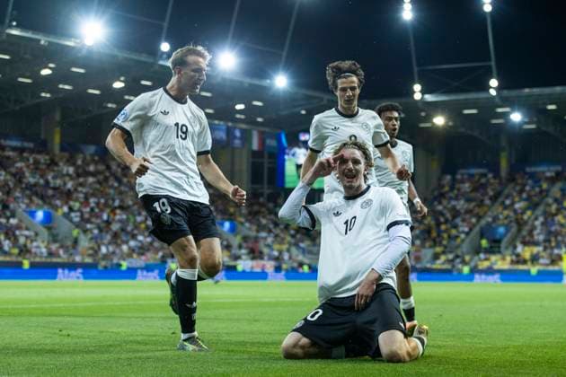 UEFA U21, U 21 Europameisterschaft, Viertelfinale: Deutschland - Italien; 22.06.2025 Nelson Weiper (Deutschland, 19), Nick Woltemade (Deutschland, 10), Merlin Röhl (Deutschland, 8) und Nathaniel Brown (Deutschland, 3) jubeln nach dem Tor zum 1:1 Ausgleich bei der UEFA U21-Europameisterschaft im Viertelfinalspiel Deutschland - Italien, am 22.06.2025, DAC Arena, Dunajska Streda, Slowakei Copyright: xBEAUTIFULxSPORTS Meuselx