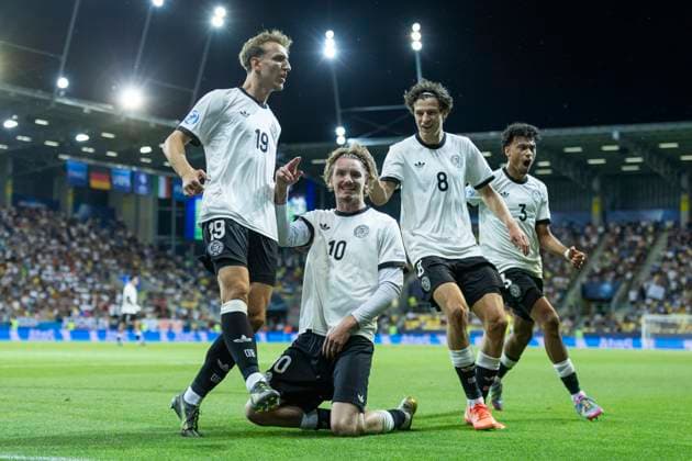 UEFA U21, U 21 Europameisterschaft, Viertelfinale: Deutschland - Italien; 22.06.2025 Nelson Weiper (Deutschland, 19), Nick Woltemade (Deutschland, 10), Merlin Röhl (Deutschland, 8) und Nathaniel Brown (Deutschland, 3) jubeln nach dem Tor zum 1:1 Ausgleich bei der UEFA U21-Europameisterschaft im Viertelfinalspiel Deutschland - Italien, am 22.06.2025, DAC Arena, Dunajska Streda, Slowakei Copyright: xBEAUTIFULxSPORTS Meuselx