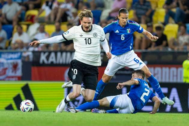 UEFA U21, U 21 Europameisterschaft, Viertelfinale: Deutschland - Italien; 22.06.2025 Nick Woltemade (Deutschland, 10), Mattia Zanotti (Italien, 2), Daniele Ghilardi (Italien, 6) bei der UEFA U21-Europameisterschaft im Viertelfinalspiel Deutschland - Italien, am 22.06.2025, DAC Arena, Dunajska Streda, Slowakei Copyright: xBEAUTIFULxSPORTS Meuselx