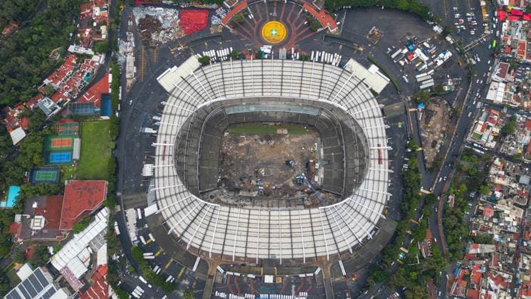 Fußball, Bauarbeiten im Aztekenstadion in Mexiko-Stadt Renovation works of the Azteca Stadium venue for the opening match of the FIFA World Cup, WM, Weltmeisterschaft, Fussball 2026 MEXICO CITY, MEXICO - JUNE 24: An aerial view of the Azteca Stadium during the renovation works ahead of the 2026 FIFA World Cup, in Mexico City, Mexico on June 24, 2025. Mexico City s iconic Azteca Stadium which hosted the 1970 and 1986 World Cup finals is expected to reopen in March next year and it will be the venue for the opening match of the FIFA World Cup 2026. The transformation of the stadium will include a hybrid field, new changing rooms, hospitality zones and new seats, among others. Daniel Cardenas Anadolu Mexico City Mexico. Editorial use only. Please get in touch for any other usage. Copyright: x2025xAnadoluxDanielxCardenasx