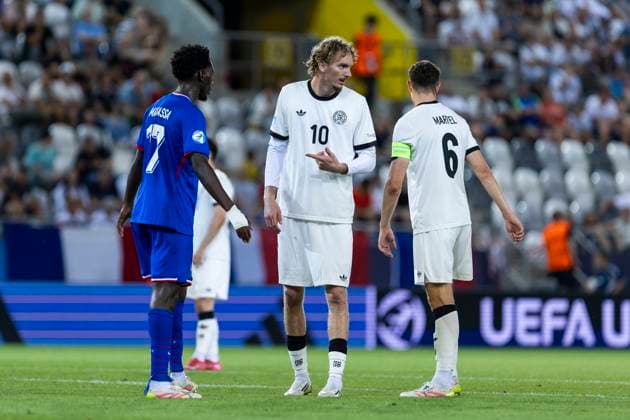UEFA U21, U 21 Europameisterschaft, Halbfinale: Deutschland - Frankreich; 25.06.2025 Nick Woltemade (Deutschland, 10), Soungoutou Magassa (Frankreich, 17), Lucien Agoume (Frankreich, 6) bei der UEFA U21-Europameisterschaft im Halbfinalspiel Deutschland - Frankreich, am 25.06.2025, Kosice Football Arena, Kosice, Slowakei Copyright: xBEAUTIFULxSPORTS Meuselx