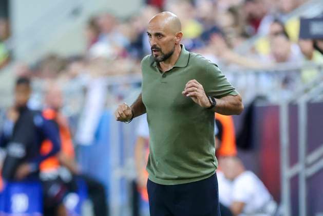 Bundestrainer Antonio Di Salvo (Germany) schaut, UEFA European Under-21 Championship 2025 Semi-Final, Germany v France, Košicka futbalova arà na am 25. June 2025 in Kaschau, Slowakei. (Foto von Marco Steinbrenner DeFodi Images) Bundestrainer Antonio Di Salvo (Germany) looks on, UEFA European Under-21 Championship 2025 Semi-Final, Germany v France, Košicka futbalova arà na, June 25, 2025 in Košice, Slovakia. (Photo by Marco Steinbrenner DeFodi Images)