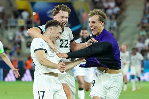 Brajan Gruda (Germany) bejubelt seinen Treffer zum 3:0 mit Paul Wanner (Germany) und Nelson Weiper (Germany), UEFA European Under-21 Championship 2025 Semi-Final, Germany v France, Košicka futbalova arà na am 25. June 2025 in Kaschau, Slowakei. (Foto von Marco Steinbrenner DeFodi Images) Brajan Gruda (Germany) celebrates after scoring his teams third goal with Paul Wanner (Germany) and Nelson Weiper (Germany), UEFA European Under-21 Championship 2025 Semi-Final, Germany v France, Košicka futbalova arà na, June 25, 2025 in Košice, Slovakia. (Photo by Marco Steinbrenner DeFodi Images)