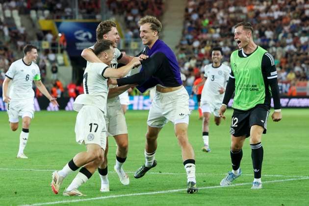 Brajan Gruda (Germany) bejubelt seinen Treffer zum 3:0 mit Paul Wanner (Germany), Nelson Weiper (Germany) und Torhueter Tjark Ernst (Germany), UEFA European Under-21 Championship 2025 Semi-Final, Germany v France, Košicka futbalova arà na am 25. June 2025 in Kaschau, Slowakei. (Foto von Marco Steinbrenner DeFodi Images) Brajan Gruda (Germany) celebrates after scoring his teams third goal with Paul Wanner (Germany), Nelson Weiper (Germany) and Torhueter Tjark Ernst (Germany), UEFA European Under-21 Championship 2025 Semi-Final, Germany v France, Košicka futbalova arà na, June 25, 2025 in Košice, Slovakia. (Photo by Marco Steinbrenner DeFodi Images)