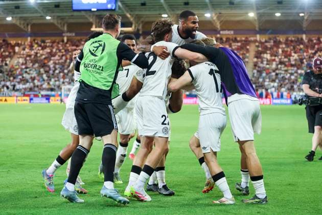 Brajan Gruda (Germany) bejubelt seinen Treffer mit den Teamkollegen, UEFA European Under-21 Championship 2025 Semi-Final, Germany v France, Košicka futbalova arà na am 25. June 2025 in Kaschau, Slowakei. (Foto von Marco Steinbrenner DeFodi Images) Brajan Gruda (Germany) celebrates his goal with teammates, UEFA European Under-21 Championship 2025 Semi-Final, Germany v France, Košicka futbalova arà na, June 25, 2025 in Košice, Slovakia. (Photo by Marco Steinbrenner DeFodi Images)