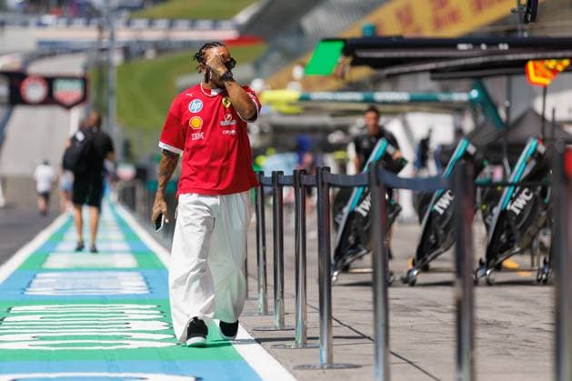 Lewis Hamilton (Scuderia Ferrari HP, 44) laeuft durch die Boxengasse und verdeckt sein Gesicht, Grosser Preis von Oesterreich, Motorsport, Formel 1, Saison 2025, 26.06.2025 Grosser Preis von Oesterreich, Motorsport, Formel 1, Saison 2025, 26.06.2025 Copyright: xEibner-Pressefoto AlexanderxNeisx EP_ANS