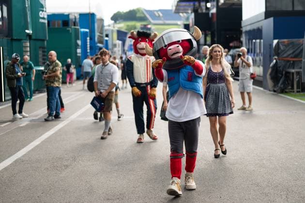 Sport Bilder des Tages Maskottchen Bulli, dahinter Ringo Junior und Formula Una Hostess, AUT, Formel 1 Weltmeisterschaft, MSC Cruises Grand Prix von Oesterreich, Red Bull Ring Spielberg, Media Day, Saison 2025, 26.06.2025 AUT, Formel 1 Weltmeisterschaft, MSC Cruises Grand Prix von Oesterreich, Red Bull Ring Spielberg, Media Day, Saison 2025, 26.06.2025 Spielberg Copyright: xEibner-Pressefoto Memmlerx EP_MMR