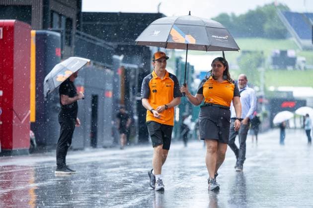 Oscar Piastri (McLaren Formula 1 Team, Australien, 81) im Regen mit Schirm, AUT, Formel 1 Weltmeisterschaft, MSC Cruises Grand Prix von Oesterreich, Red Bull Ring Spielberg, Media Day, Saison 2025, 26.06.2025 AUT, Formel 1 Weltmeisterschaft, MSC Cruises Grand Prix von Oesterreich, Red Bull Ring Spielberg, Media Day, Saison 2025, 26.06.2025 Spielberg Copyright: xEibner-Pressefoto Memmlerx EP_MMR