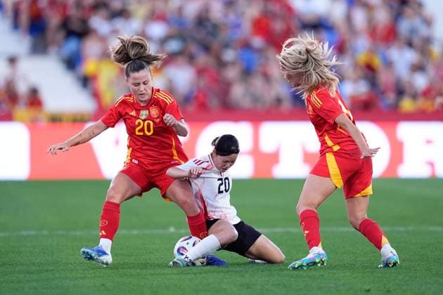Sport Bilder des Tages June 27, 2025, Leganes, Madrid, Spain: Manaka Matsukubo of Japan, Laia Aleixandri and Claudia Pina of Spain in action during the Women s International Friendly, Länderspiel, Nationalmannschaft football match played between Spain and Japan at Butarque stadium on June 27, 2025, in Leganes, Madrid, Spain. Leganes Spain - ZUMAa181 20250627_zaa_a181_009 Copyright: xDennisxAgyemanx