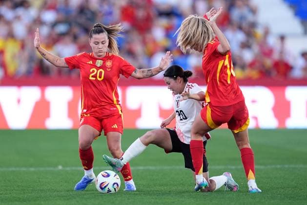 June 27, 2025, Leganes, Madrid, Spain: Manaka Matsukubo of Japan, Laia Aleixandri and Claudia Pina of Spain in action during the Women s International Friendly, Länderspiel, Nationalmannschaft football match played between Spain and Japan at Butarque stadium on June 27, 2025, in Leganes, Madrid, Spain. Leganes Spain - ZUMAa181 20250627_zaa_a181_013 Copyright: xDennisxAgyemanx