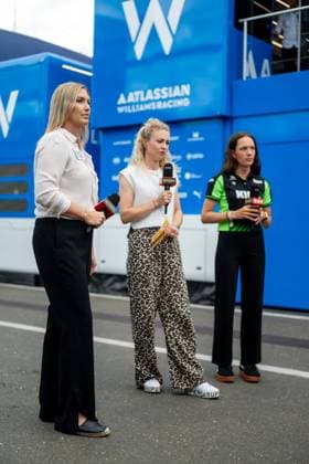 Bianca Steiner (ORF TV Kommentatorin) mit Emma Felbermayr (F1 Academy Rennfahrerin, Kick Stake Sauber Audi F1 Team, Oesterreich), Alina Eberstaller (ORF TV Moderatorin), AUT, Formel 1 Weltmeisterschaft, MSC Cruises Grand Prix von Oesterreich, Red Bull Ring Spielberg, Qualifying Day, Saison 2025, 28.06.2025 AUT, Formel 1 Weltmeisterschaft, MSC Cruises Grand Prix von Oesterreich, Red Bull Ring Spielberg, Qualifying Day, Saison 2025, 28.06.2025 Spielberg Copyright: xEibner-Pressefoto Memmlerx EP_MMR