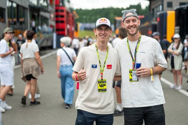 Daniel Tschofenig (Oesterreich, Skispringer) mit Austriankiwi (Jonny Balchin, Austrian Kiwi, Influencer), AUT, Formel 1 Weltmeisterschaft, MSC Cruises Grand Prix von Oesterreich, Red Bull Ring Spielberg, Qualifying Day, Saison 2025, 28.06.2025 AUT, Formel 1 Weltmeisterschaft, MSC Cruises Grand Prix von Oesterreich, Red Bull Ring Spielberg, Qualifying Day, Saison 2025, 28.06.2025 Spielberg Copyright: xEibner-Pressefoto Memmlerx EP_MMR
