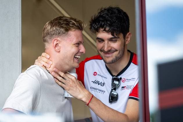 Esteban Ocon (MoneyGram Haas F1 Team, Frankreich, 31) mit Mick Schumacher (Deutschland, Rennfahrer), AUT, Formel 1 Weltmeisterschaft, MSC Cruises Grand Prix von Oesterreich, Red Bull Ring Spielberg, Qualifying Day, Saison 2025, 28.06.2025 AUT, Formel 1 Weltmeisterschaft, MSC Cruises Grand Prix von Oesterreich, Red Bull Ring Spielberg, Qualifying Day, Saison 2025, 28.06.2025 Spielberg Copyright: xEibner-Pressefoto Memmlerx EP_MMR