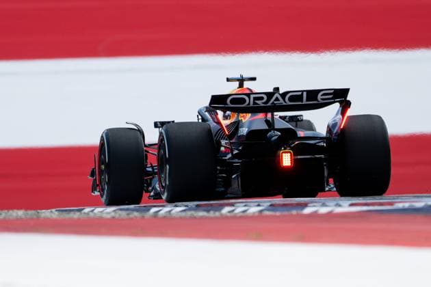 Max Verstappen (Oracle Red Bull Racing, Niederlande, 01) im RB21 von hinten vor aufgemalter Fahne Flagge auf dem Asphalt in der Zielkurve Kurve 10, AUT, Formel 1 Weltmeisterschaft, MSC Cruises Grand Prix von Oesterreich, Red Bull Ring Spielberg, Qualifying Day, Saison 2025, 28.06.2025 AUT, Formel 1 Weltmeisterschaft, MSC Cruises Grand Prix von Oesterreich, Red Bull Ring Spielberg, Qualifying Day, Saison 2025, 28.06.2025 Spielberg Copyright: xEibner-Pressefoto Memmlerx EP_MMR