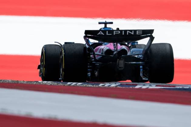 Pierre Gasly (BWT Alpine F1 Team, Frankreich, 10) im Alpine A525 von hinten vor aufgemalter Fahne Flagge auf dem Asphalt in der Zielkurve Kurve 10, AUT, Formel 1 Weltmeisterschaft, MSC Cruises Grand Prix von Oesterreich, Red Bull Ring Spielberg, Qualifying Day, Saison 2025, 28.06.2025 AUT, Formel 1 Weltmeisterschaft, MSC Cruises Grand Prix von Oesterreich, Red Bull Ring Spielberg, Qualifying Day, Saison 2025, 28.06.2025 Spielberg Copyright: xEibner-Pressefoto Memmlerx EP_MMR