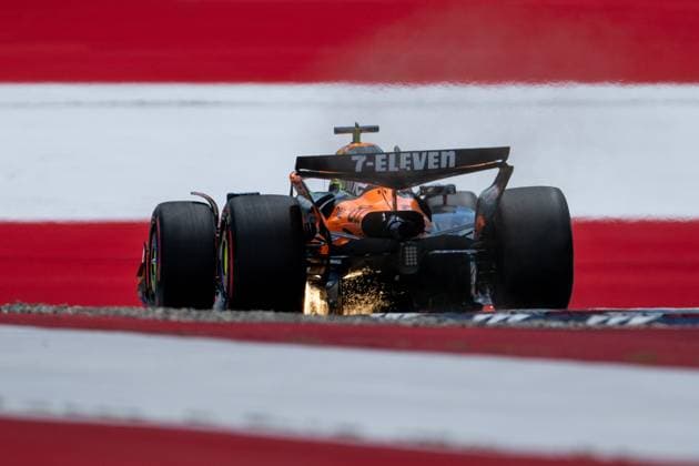 Oscar Piastri (McLaren Formula 1 Team, Australien, 81) im MCL39 mit Funken Funkenflug von hinten vor aufgemalter Fahne Flagge auf dem Asphalt in der Zielkurve Kurve 10, AUT, Formel 1 Weltmeisterschaft, MSC Cruises Grand Prix von Oesterreich, Red Bull Ring Spielberg, Qualifying Day, Saison 2025, 28.06.2025 AUT, Formel 1 Weltmeisterschaft, MSC Cruises Grand Prix von Oesterreich, Red Bull Ring Spielberg, Qualifying Day, Saison 2025, 28.06.2025 Spielberg Copyright: xEibner-Pressefoto Memmlerx EP_MMR