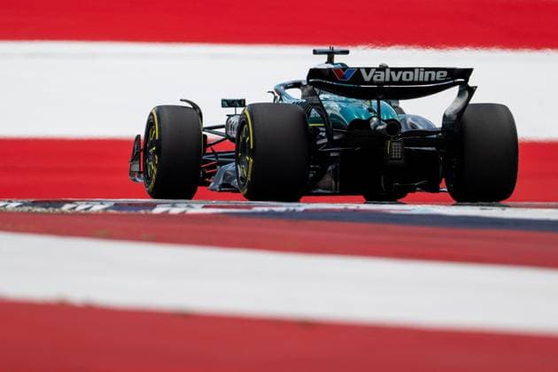 Lance Stroll (Aston Martin Aramco F1 Team, Kanada, 18) im AMR25 von hinten vor aufgemalter Fahne Flagge auf dem Asphalt in der Zielkurve Kurve 10, AUT, Formel 1 Weltmeisterschaft, MSC Cruises Grand Prix von Oesterreich, Red Bull Ring Spielberg, Qualifying Day, Saison 2025, 28.06.2025 AUT, Formel 1 Weltmeisterschaft, MSC Cruises Grand Prix von Oesterreich, Red Bull Ring Spielberg, Qualifying Day, Saison 2025, 28.06.2025 Spielberg Copyright: xEibner-Pressefoto Memmlerx EP_MMR