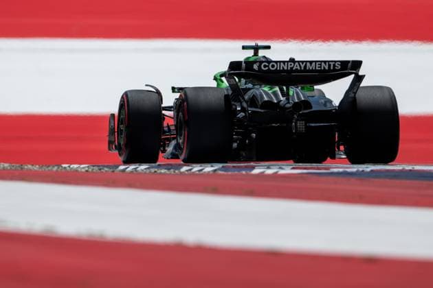 Nico Huelkenberg (Stake F1 Team Kick Sauber, Deutschland, 27) im C45 von hinten vor aufgemalter Fahne Flagge auf dem Asphalt in der Zielkurve Kurve 10, AUT, Formel 1 Weltmeisterschaft, MSC Cruises Grand Prix von Oesterreich, Red Bull Ring Spielberg, Qualifying Day, Saison 2025, 28.06.2025 AUT, Formel 1 Weltmeisterschaft, MSC Cruises Grand Prix von Oesterreich, Red Bull Ring Spielberg, Qualifying Day, Saison 2025, 28.06.2025 Spielberg Copyright: xEibner-Pressefoto Memmlerx EP_MMR