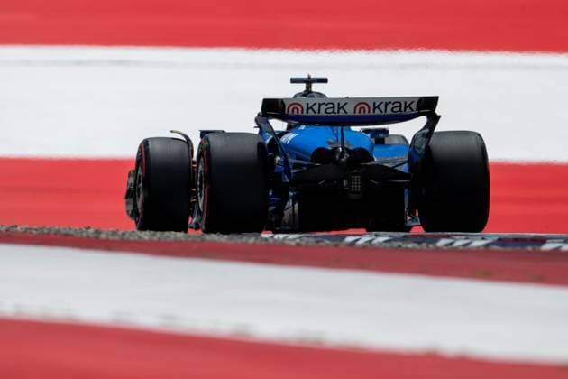 Alexander Albon (Atlassian Williams Racing, Thailand, 23) im FW47 von hinten vor aufgemalter Fahne Flagge auf dem Asphalt in der Zielkurve Kurve 10, AUT, Formel 1 Weltmeisterschaft, MSC Cruises Grand Prix von Oesterreich, Red Bull Ring Spielberg, Qualifying Day, Saison 2025, 28.06.2025 AUT, Formel 1 Weltmeisterschaft, MSC Cruises Grand Prix von Oesterreich, Red Bull Ring Spielberg, Qualifying Day, Saison 2025, 28.06.2025 Spielberg Copyright: xEibner-Pressefoto Memmlerx EP_MMR