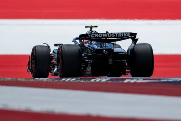 Andrea Kimi Antonelli (Mercedes-AMG Petronas F1 Team, Italien, 12) im F1 W16 von hinten vor aufgemalter Fahne Flagge auf dem Asphalt in der Zielkurve Kurve 10, AUT, Formel 1 Weltmeisterschaft, MSC Cruises Grand Prix von Oesterreich, Red Bull Ring Spielberg, Qualifying Day, Saison 2025, 28.06.2025 AUT, Formel 1 Weltmeisterschaft, MSC Cruises Grand Prix von Oesterreich, Red Bull Ring Spielberg, Qualifying Day, Saison 2025, 28.06.2025 Spielberg Copyright: xEibner-Pressefoto Memmlerx EP_MMR
