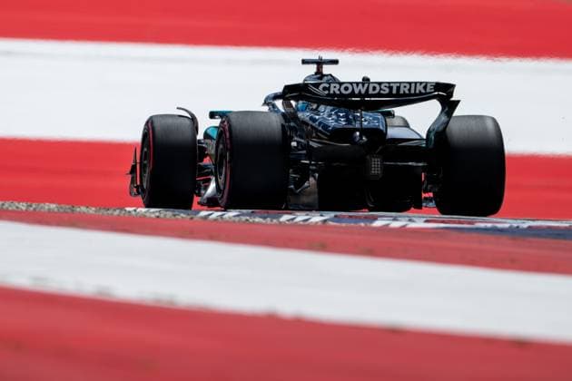 George Russell (Mercedes-AMG Petronas F1 Team, Großbritannien, 63) im F1 W16 von hinten vor aufgemalter Fahne Flagge auf dem Asphalt in der Zielkurve Kurve 10, AUT, Formel 1 Weltmeisterschaft, MSC Cruises Grand Prix von Oesterreich, Red Bull Ring Spielberg, Qualifying Day, Saison 2025, 28.06.2025 AUT, Formel 1 Weltmeisterschaft, MSC Cruises Grand Prix von Oesterreich, Red Bull Ring Spielberg, Qualifying Day, Saison 2025, 28.06.2025 Spielberg Copyright: xEibner-Pressefoto Memmlerx EP_MMR