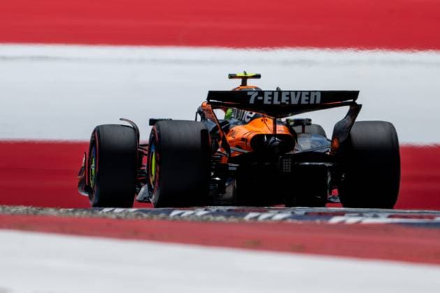Lando Norris (McLaren Formula 1 Team, Großbritannien, 04) im MCL39 von hinten vor aufgemalter Fahne Flagge auf dem Asphalt in der Zielkurve Kurve 10, AUT, Formel 1 Weltmeisterschaft, MSC Cruises Grand Prix von Oesterreich, Red Bull Ring Spielberg, Qualifying Day, Saison 2025, 28.06.2025 AUT, Formel 1 Weltmeisterschaft, MSC Cruises Grand Prix von Oesterreich, Red Bull Ring Spielberg, Qualifying Day, Saison 2025, 28.06.2025 Spielberg Copyright: xEibner-Pressefoto Memmlerx EP_MMR