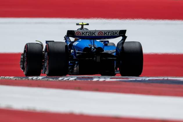 Carlos Sainz (Atlassian Williams Racing, Spanien, 55) im FW47 von hinten vor aufgemalter Fahne Flagge auf dem Asphalt in der Zielkurve Kurve 10, AUT, Formel 1 Weltmeisterschaft, MSC Cruises Grand Prix von Oesterreich, Red Bull Ring Spielberg, Qualifying Day, Saison 2025, 28.06.2025 AUT, Formel 1 Weltmeisterschaft, MSC Cruises Grand Prix von Oesterreich, Red Bull Ring Spielberg, Qualifying Day, Saison 2025, 28.06.2025 Spielberg Copyright: xEibner-Pressefoto Memmlerx EP_MMR