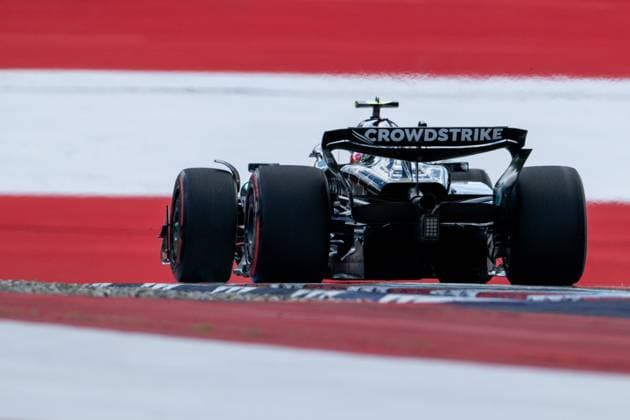 Andrea Kimi Antonelli (Mercedes-AMG Petronas F1 Team, Italien, 12) im F1 W16 von hinten vor aufgemalter Fahne Flagge auf dem Asphalt in der Zielkurve Kurve 10, AUT, Formel 1 Weltmeisterschaft, MSC Cruises Grand Prix von Oesterreich, Red Bull Ring Spielberg, Qualifying Day, Saison 2025, 28.06.2025 AUT, Formel 1 Weltmeisterschaft, MSC Cruises Grand Prix von Oesterreich, Red Bull Ring Spielberg, Qualifying Day, Saison 2025, 28.06.2025 Spielberg Copyright: xEibner-Pressefoto Memmlerx EP_MMR
