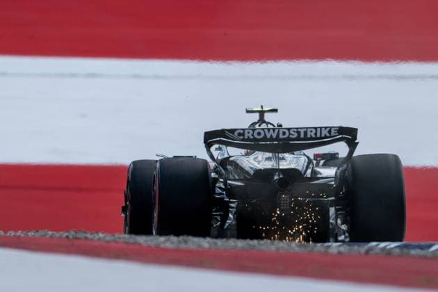 Andrea Kimi Antonelli (Mercedes-AMG Petronas F1 Team, Italien, 12) im F1 W16 von hinten vor aufgemalter Fahne Flagge auf dem Asphalt in der Zielkurve Kurve 10, AUT, Formel 1 Weltmeisterschaft, MSC Cruises Grand Prix von Oesterreich, Red Bull Ring Spielberg, Qualifying Day, Saison 2025, 28.06.2025 AUT, Formel 1 Weltmeisterschaft, MSC Cruises Grand Prix von Oesterreich, Red Bull Ring Spielberg, Qualifying Day, Saison 2025, 28.06.2025 Spielberg Copyright: xEibner-Pressefoto Memmlerx EP_MMR