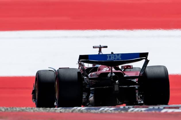 Charles Leclerc (Scuderia Ferrari HP, Monaco, 16) im SF-25 von hinten vor aufgemalter Fahne Flagge auf dem Asphalt in der Zielkurve Kurve 10, AUT, Formel 1 Weltmeisterschaft, MSC Cruises Grand Prix von Oesterreich, Red Bull Ring Spielberg, Qualifying Day, Saison 2025, 28.06.2025 AUT, Formel 1 Weltmeisterschaft, MSC Cruises Grand Prix von Oesterreich, Red Bull Ring Spielberg, Qualifying Day, Saison 2025, 28.06.2025 Spielberg Copyright: xEibner-Pressefoto Memmlerx EP_MMR