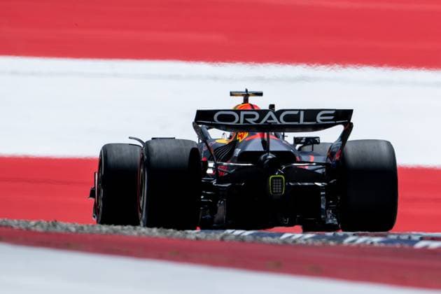 Max Verstappen (Oracle Red Bull Racing, Niederlande, 01) im RB21 von hinten vor aufgemalter Fahne Flagge auf dem Asphalt in der Zielkurve Kurve 10, AUT, Formel 1 Weltmeisterschaft, MSC Cruises Grand Prix von Oesterreich, Red Bull Ring Spielberg, Qualifying Day, Saison 2025, 28.06.2025 AUT, Formel 1 Weltmeisterschaft, MSC Cruises Grand Prix von Oesterreich, Red Bull Ring Spielberg, Qualifying Day, Saison 2025, 28.06.2025 Spielberg Copyright: xEibner-Pressefoto Memmlerx EP_MMR