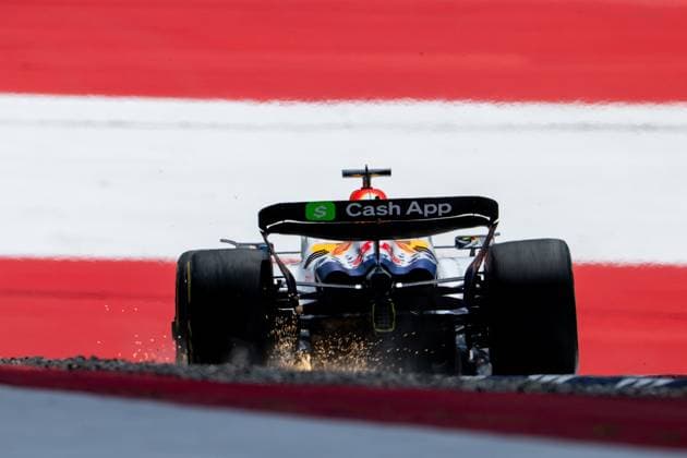 Isack Hadjar (Visa Cash App Racing Bulls F1 Team, Frankreich, 06) im VCARB 02 mit Funken Funkenflug von hinten vor aufgemalter Fahne Flagge auf dem Asphalt in der Zielkurve Kurve 10, AUT, Formel 1 Weltmeisterschaft, MSC Cruises Grand Prix von Oesterreich, Red Bull Ring Spielberg, Qualifying Day, Saison 2025, 28.06.2025 AUT, Formel 1 Weltmeisterschaft, MSC Cruises Grand Prix von Oesterreich, Red Bull Ring Spielberg, Qualifying Day, Saison 2025, 28.06.2025 Spielberg Copyright: xEibner-Pressefoto Memmlerx EP_MMR